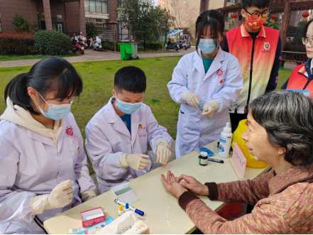 爱在三月学雷锋，志愿服务暖人心——检验医学院“红医薪火行动”（春和景明站）雷锋月系列活动侧记